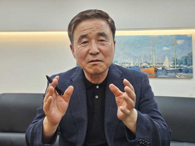 정항래 더불어민주당 대구시당 상임선거대책위원장이 18일 오전 10시 대구시당 사무실에서 매일신문과의 인터뷰에 응하고 있다. 윤정훈 기자