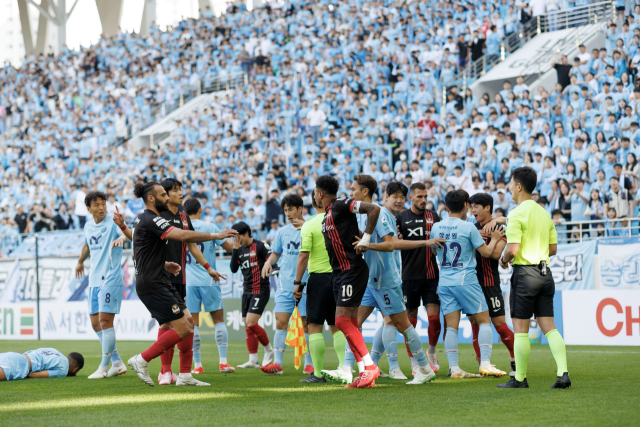 FC서울 정승원의 거친 플레이에 양 팀이 충돌하는 장면. 한국프로축구연맹 제공