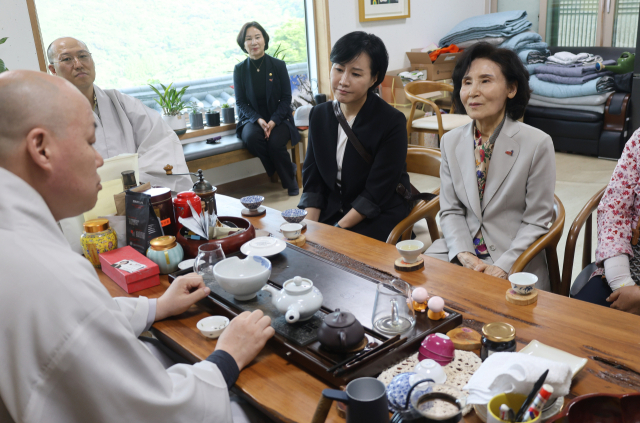국민의힘 김문수 대선 후보 부인 설난영 여사(오른쪽)가 18일 광주광역시 무등산에 있는 원효사를 방문, 해청 주지스님을 예방하고 있다. 연합뉴스
