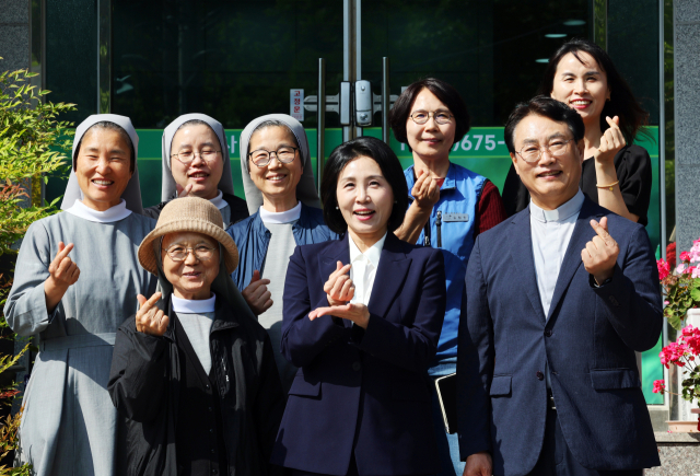더불어민주당 이재명 대선 후보의 배우자 김혜경 여사가 14일 오후 광주 남구 봉선동 사회복지시설인 소화자매원에서 조영대 신부 등과 기념 사진을 찍고 있다. 김 여사는 이날 오전 광주 남구 노대동 빛고을노인건강타운에서 배식 자원봉사활동을 한 뒤 오월어머니집에서 오월어머니들과 면담했다. 연합뉴스