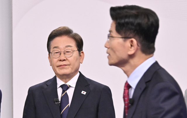 국민의힘 김문수(오른쪽)·더불어민주당 이재명 대선후보가 18일 서울 마포구 상암동 SBS 프리즘센터 스튜디오에서 열린 제21대 대선 1차 후보자 토론회에 참석해 시작을 기다리고 있다. 연합뉴스