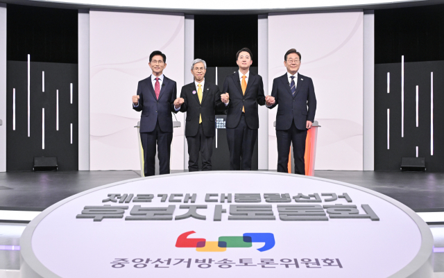 국민의힘 김문수(왼쪽부터)·민주노동당 권영국·개혁신당 이준석·더불어민주당 이재명 대선후보가 18일 서울 마포구 상암동 SBS 프리즘센터 스튜디오에서 열린 제21대 대선 1차 후보자 토론회 시작에 앞서 기념촬영을 하고 있다. 연합뉴스