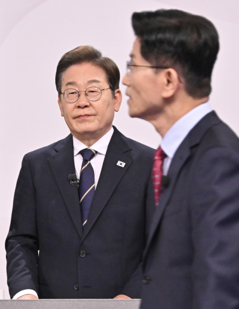 더불어민주당 이재명(왼쪽)·국민의힘 김문수 대선후보가 18일 서울 마포구 상암동 SBS 프리즘센터 스튜디오에서 열린 제21대 대선 1차 후보자 토론회에 참석해 시작을 기다리고 있다. 연합뉴스