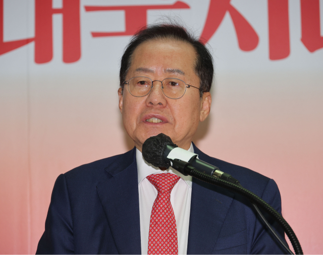 국민의힘 대선 후보 2차 경선에서 탈락한 홍준표 후보가 29일 서울 여의도 대하빌딩 선거 캠프 사무실에서 정계 은퇴 관련 기자회견을 하고 있다. 연합뉴스