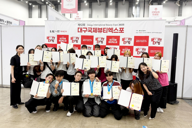 영남이공대 박승철헤어과 학생들이 수상후 기념사진을 촬영하고 있다. 영남이공대 제공