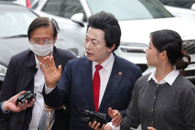 16일 오후 경기도 의정부시 가능동 의정부지방법원에서 사기와 정치자금법 위반, 준강제추행 등의 혐의를 받는 허경영 국가혁명당 명예대표(가운데)가 구속 전 피의자심문 위해 법정으로 이동하고 있다. 연합뉴스