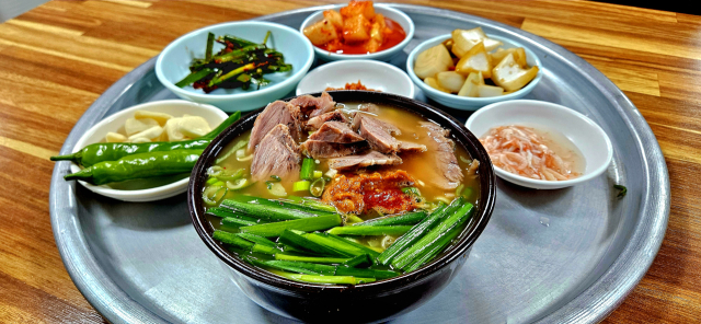 돼지국밥. 이걸 먹을 때면 자신이 바닥권으로 내려온 것 같은 기분이 든다. 