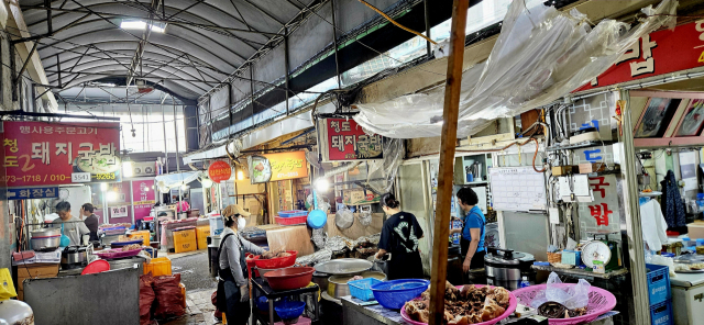 봉덕시장 돼지국밥거리 전경.