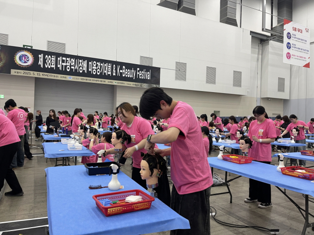 대구과학대 헤어디자인과 학생들이 15일 대구 엑스코(EXCO)에서 열린