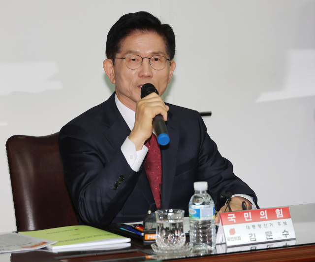 국민의힘 김문수 대선 후보가 19일 서울 중구 부영 태평빌딩에서 열린 대한노인회 간담회에 참석해 인사말을 하고 있다. 연합뉴스