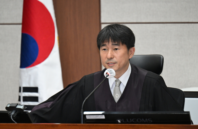 지귀연 부장판사가 21일 서울 서초구 서울중앙지법에서 열린 윤석열 전 대통령 내란 우두머리 혐의 형사재판 2차 공판에서 취재진들의 퇴장을 명령하고 있다. 연합뉴스