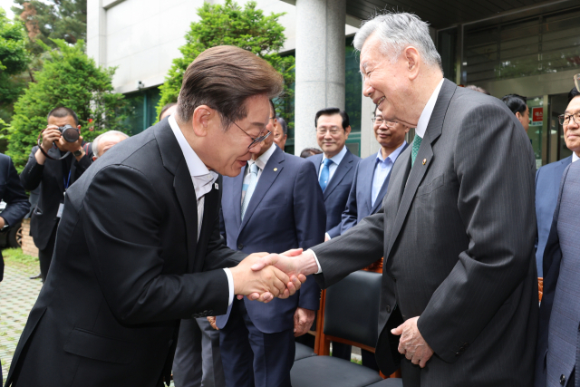더불어민주당 이재명 대선 후보가 19일 서울 용산구 대한노인회관을 찾아 이중근 회장과 인사를 나누고 있다. 연합뉴스