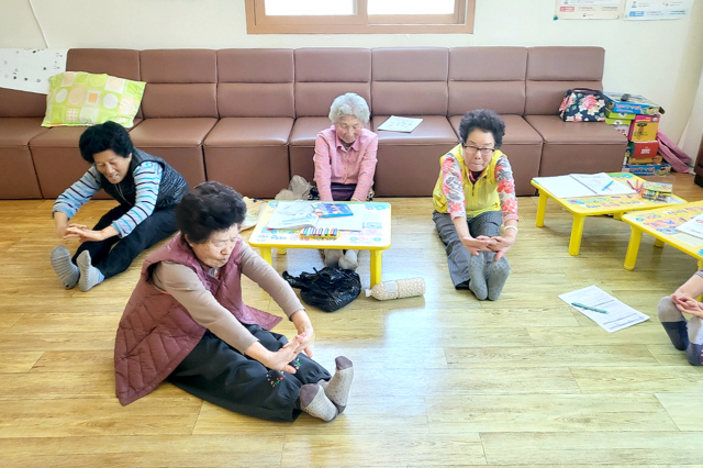 청송군은 지역 65세 이상 돌봄취약계층 어르신들의 안정적인 생활을 보장하기 위해 노인맞춤돌봄서비스(방문·전화 안전지원, 사회참여 및 일상생활 지원 등)를 제공하고 있다. 청송군 제공