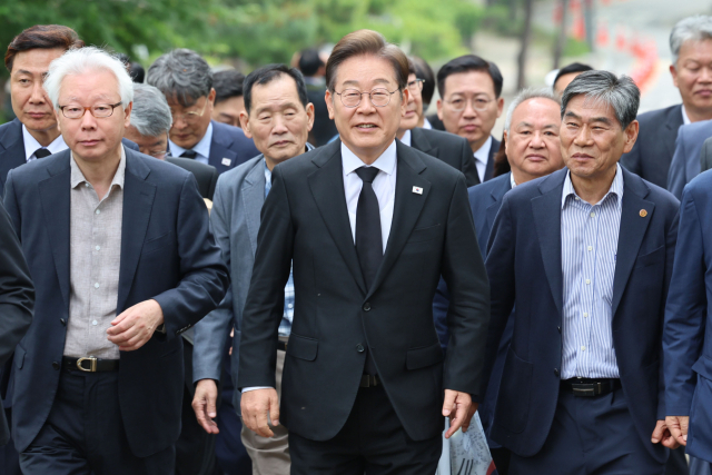 더불어민주당 이재명 대선 후보가 19일 독립운동가 후손들과 함께 서울 용산구 백범김구 묘역을 참배하고 있다. 연합뉴스