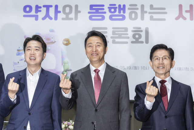오세훈 서울시장(가운데)과 국민의힘 김문수 대선후보(오른쪽), 개혁신당 이준석 대선후보가 19일 서울 중구 서울시청에서 열린 