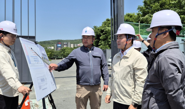 김학홍 경북도 행정부지사(사진 왼쪽 세 번째)가 19일 APEC 정상회의 주요 인프라 조성 현장 점검하고 있다. 경북도 제공.