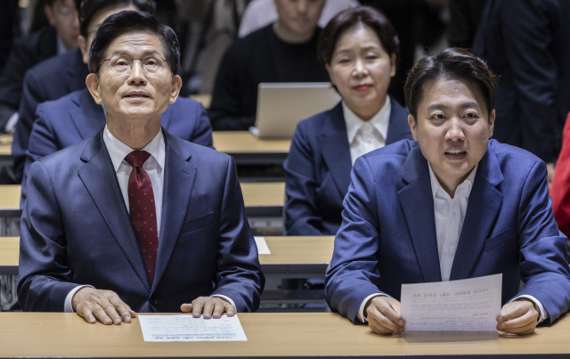국민의힘 김문수 대선후보와 개혁신당 이준석 대선후보가 지난 19일 서울 중구 서울시청에서 열린 
