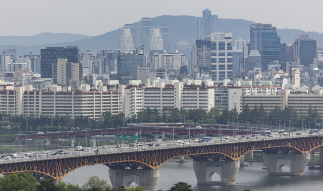 사진은 13일 서울 응봉산에서 바라온 강남구 압구정동, 청담동 일대 아파트 단지의 모습. 연합뉴스