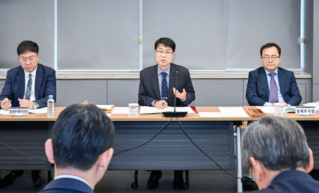 김정기 대구시장 권한대행이 19일 시청 산격청사에서 간부회의를 주재하고 있다. 대구시 제공.