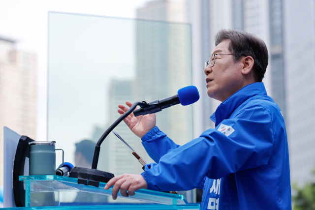 더불어민주당 이재명 대선 후보가 19일 서울 용산역광장에서 열린 집중유세에서 시민들에게 지지를 호소하고 있다. 연합뉴스