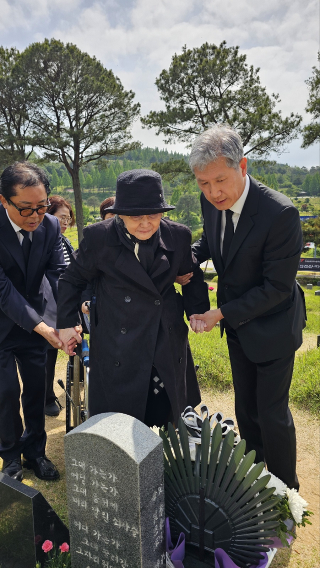 노태우 전 대통령의 부인 김옥숙씨와 아들 노재헌씨가 19일 오후 광주 북구 망월동 민족민주열사묘역(5·18 구묘역)을 방문해 참배하고 있다. 연합뉴스