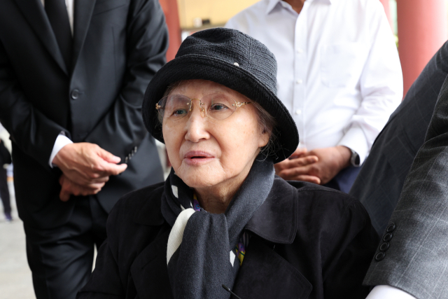 5·18민주화운동 45주년 하루 뒤인 19일 광주 북구 운정동 국립5·18민주묘지에서 노태우 전 대통령의 배우자인 김옥숙 여사가 참배를 마치고 취재진의 질문을 듣고 있다. 연합뉴스