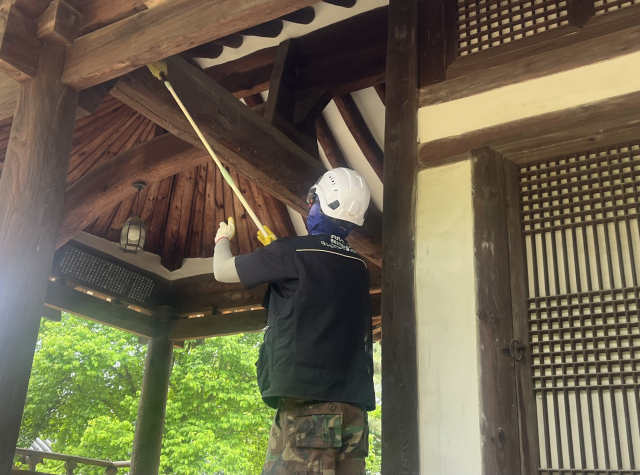 19일 오전 10시쯤 대구 달성군 남평문씨 본리세거지에서 한옥 관리작업을 하고 있는 모습. 정두나 기자