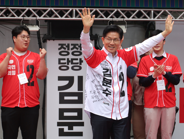 국민의힘 김문수 대선 후보가 19일 서울 청계광장에서 청년 정책 공약 발표를 위해 무대에 오르고 있다. 연합뉴스