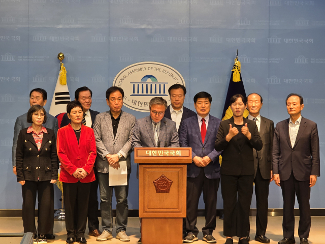 전직 국회의원 411명이 19일 국회 소통관에서 기자회견을 열고 김문수 국민의힘 대선 후보를 지지하는 성명을 발표했다. 이인선 의원실 제공