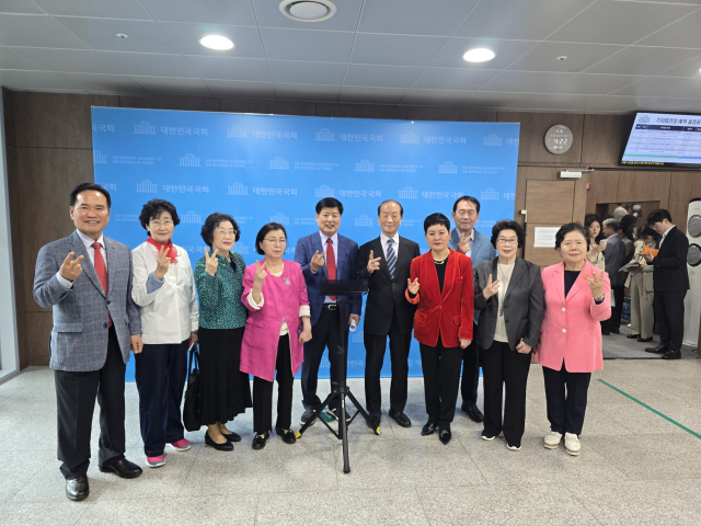 전직 국회의원 411명이 19일 국회 소통관에서 기자회견을 열고 김문수 국민의힘 대선 후보를 지지하는 성명을 발표했다. 박성현 기자