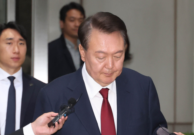 윤석열 전 대통령이 19일 서울 서초구 서울중앙지방법원에서 열린 내란 우두머리 혐의, 직권남용 권리행사방해 혐의 사건 4차 공판을 마친 후 법정을 나서고 있다. 연합뉴스