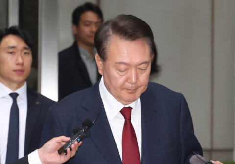 탈당한 尹 두번째 포토라인서도 묵묵부답, 재판부 