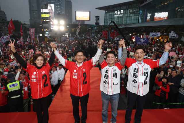 국민의힘 김문수 대선 후보가 19일 서울역 광장 유세에서 시민들에게 지지를 호소하고 있다. 연합뉴스