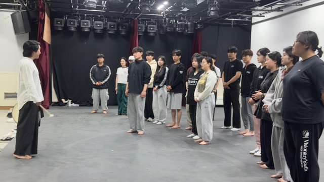유진우 교수가 훈련법하기 전 설명을 하고 있다. 대경대 제공