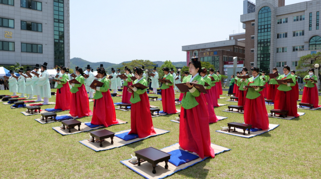 대구과학대학교 노벨광장에서 19일 제53회 성년의 날을 맞아 열린 외국인 유학생과 함께하는 전통 성년례에서 참석자들이 의식에 참여하고 있다. 대구과학대 제공