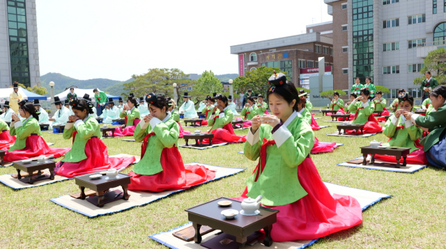 대구과학대학교 노벨광장에서 19일 제53회 성년의 날을 맞아 열린 외국인 유학생과 함께하는 전통 성년례에서 참석자들이 의식에 참여하고 있다. 대구과학대 제공
