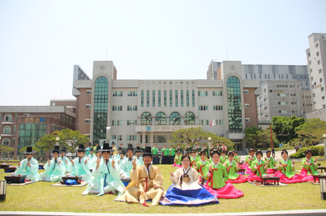 대구과학대학교 노벨광장에서 19일 제53회 성년의 날을 맞아 열린 외국인 유학생과 함께하는 전통 성년례에서 참석자들이 단체 기념촬영을 하고 있다. 대구과학대 제공