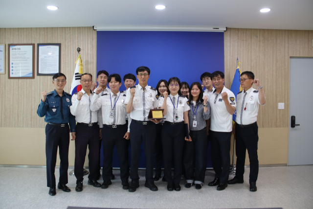 안동경찰서 교통관리계 직원들이 경북경찰청이 선정하는 베스트 교통팀으로 선정돼 기념 촬영하고 있다. 안동서 제공