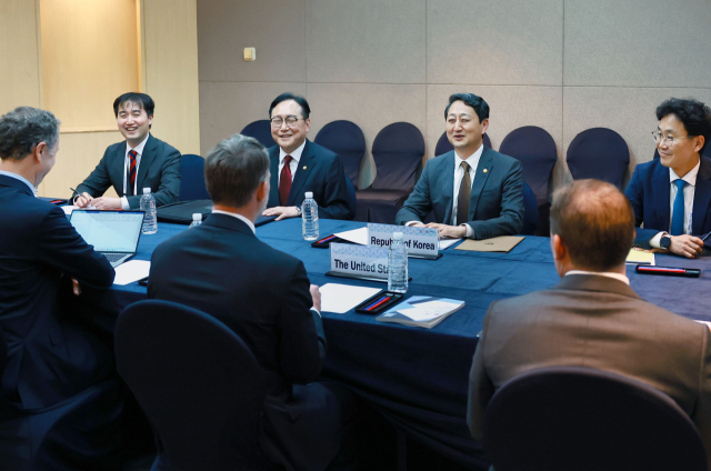 안덕근 산업통상자원부 장관이 16일 제주 서귀포시 제주국제컨벤션센터(ICC)에서 제이미슨 그리어 미국 무역대표부 대표와 면담하고 있다. 연합뉴스