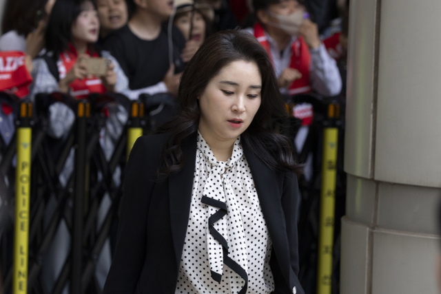 윤석열 전 대통령의 변호인단인 김계리 변호사가 19일 서울 서초구 중앙지방법원에서 열린 내란 우두머리 혐의, 직권남용 권리행사방해 혐의 사건 4차 공판에 출석하기 위해 법정으로 향하고 있다. 연합뉴스