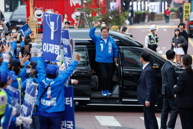 더불어민주당 이재명 대선 후보가 19일 오후 유세를 위해 서울 마포구 홍대 레드로드를 찾아 유세에 앞서 인사하고 있다. 연합뉴스