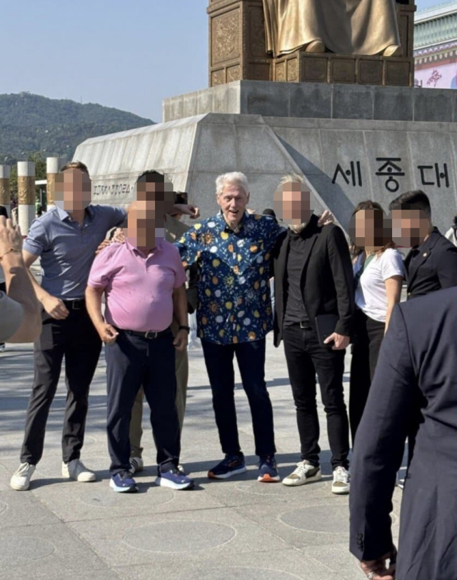 20일 SNS와 온라인 커뮤니티에서 빌 클린턴 전 미국 대통령을 목격했다며 사진이 퍼지고 있다.