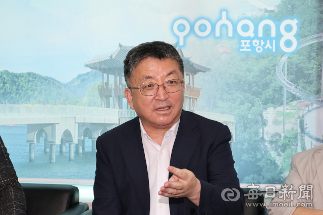 장상길 포항시 부시장이 20일 기자 간담회에서 포항 촉발지진 정신적 위자료 소송에 대한 향후 계획 등을 밝히고 있다. 신동우 기자