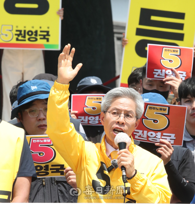 권영국 민주노동당 대통령 후보가 20일 경북 경주 경주신라대종 광장에서 열린 경북선대위 및 경주노동선대본 출정식에서 유세를 하고 있다.김진만 기자