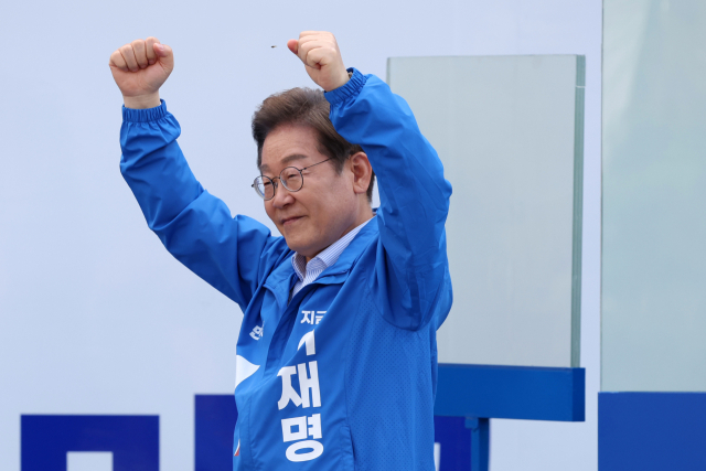 더불어민주당 이재명 대선 후보가 20일 경기 고양 일산문화광장에서 유세를 마친 후 시민들에게 인사하고 있다. 연합뉴스