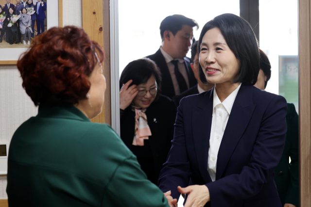이재명 더불어민주당 대선 후보의 배우자 김혜경 여사가 14일 광주 남구 오월어머니집에서 오월어머니들과 만나 인사를 나누고 있다. 김 여사는 이날 오전 광주 남구 노대동 빛고을노인건강타운에서 배식 자원봉사활동을 했다. 연합뉴스