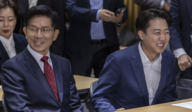 국민의힘 김문수 대선후보와 개혁신당 이준석 대선후보가 19일 서울 중구 서울시청에서 열린 