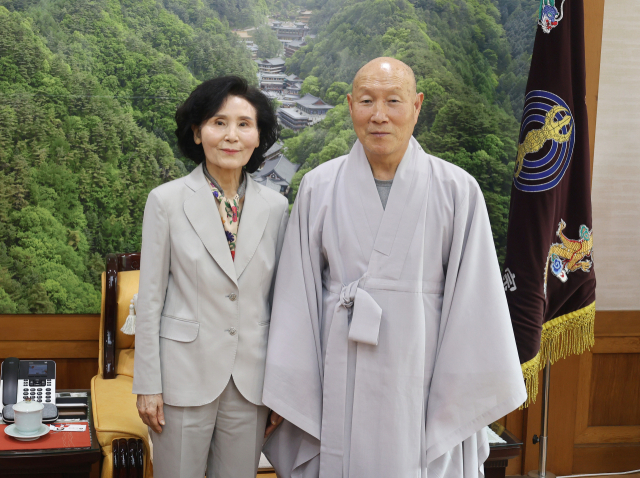 국민의힘 김문수 대선 후보 부인 설난영 여사(왼쪽)가 18일 서울 서초구 관문사에서 열린 대한불교천태종 중앙신도회장 이취임 법요식에 참석해 천태종 총무원장 덕수스님과 기념 촬영을 하고 있다. 연합뉴스