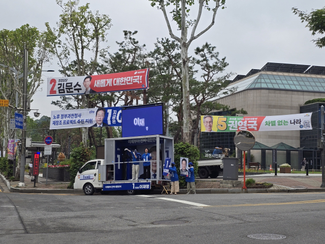 20일 찾은 경기도 과천시 정부과천청사역 인근 삼거리에는 더불어민주당과 국민의힘이 각각 선거 유세 활동을 펼치고 있었다. 박성현 기자