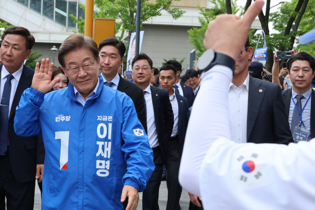 더불어민주당 이재명 대선 후보가 20일 경기 파주시 금릉역 중앙광장에서 열린 유세에서 시민들에게 인사하고 있다. 연합뉴스